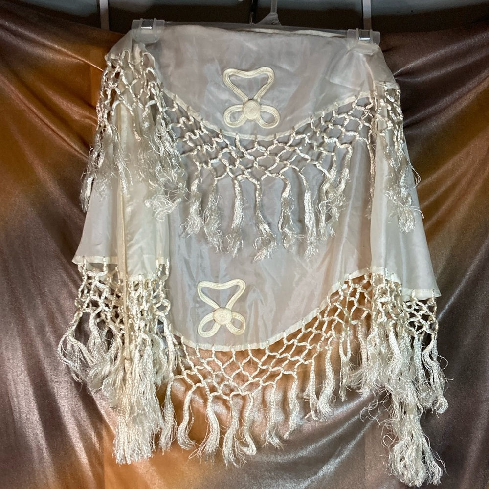 1940’s polyester caplet. 50” x 20 plus straps. Could be worn on waist.‎